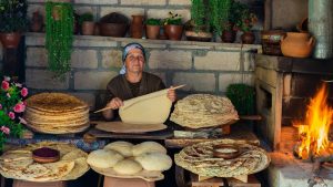 آموزش پخت چهار نوع نان سنتی روستایی در تنور