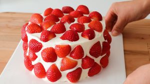 دستور پخت کیک توت فرنگی خیلی آسان برای تعطیلات!