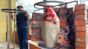 پختن دونر کباب ماهی به روشی کاملاً متفاوت! روش باور نکردنی | زندگی روستایی