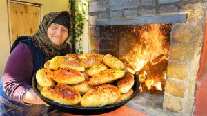 دستور پخت پیروشکی! نان سرخ شده خانگی در فر | زندگی روستایی آذربایجان