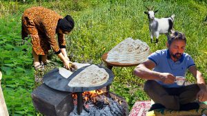 برداشت گزنه و پختن نان سبزیجات با گردو - زندگی روستایی آذربایجان