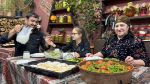 مادربزرگ در حال پختن غذای بسیار خوشمزه! زندگی آرام روستایی آذربایجان | شیرینی